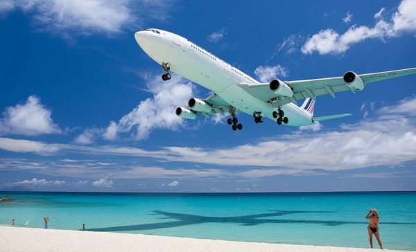 пляж где над головой летают самолеты, пляж Махо, остров Сен-Мартин