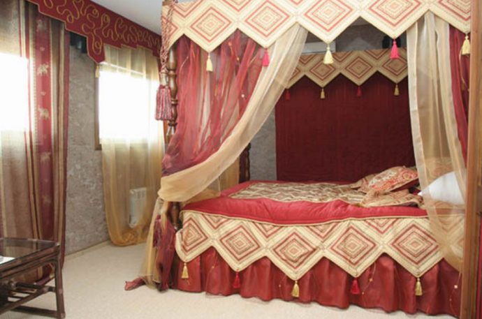 Кровать с балдахином в интерьере фото