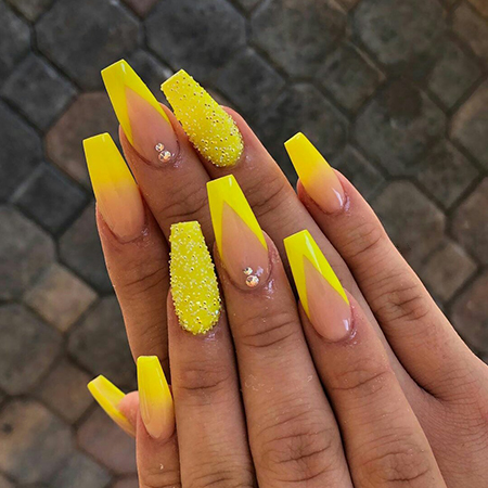 модный цвета лака для ногтей весна 2020, модный лак весна 2020, желтый лак для ногтей