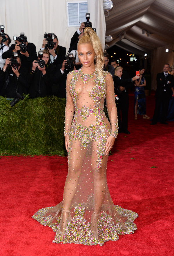 звезды в прозрачных платьях Beyonce Knowles