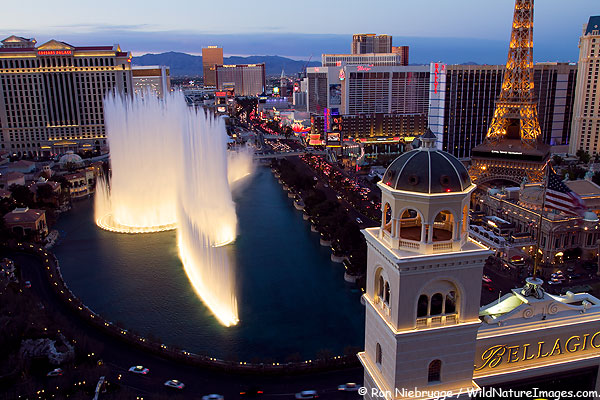 Белладжио фонтан, поющий фонтан,Bellagio Fountain, along the Strip, Las Vegas, Nevada.