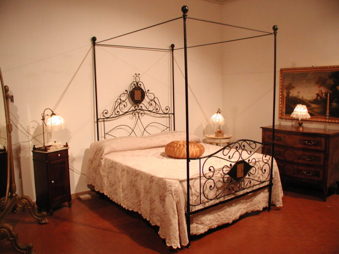 Кровать с балдахином в интерьере фото