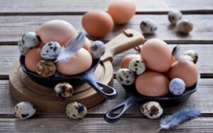 Как хранить яйца сырые и вареные в холодильнике и без