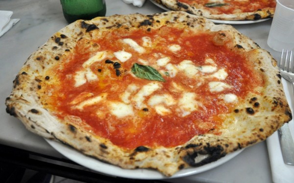 самая известная пиццерия в мире, Pizzeria da Michele адрес, Pizzeria da Michele меню, самая вкусная пицца в мире