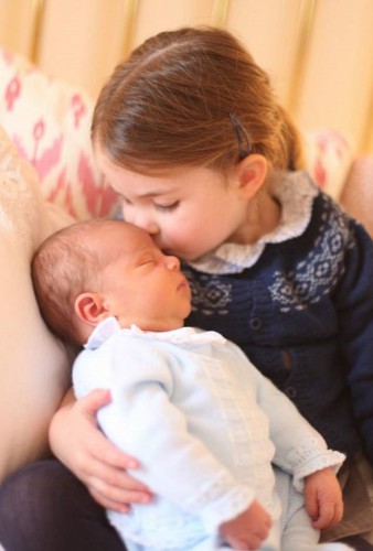 Первые официальный фото принца Луи третьего ребенка Кейт Миддлтон и принца Уильяма