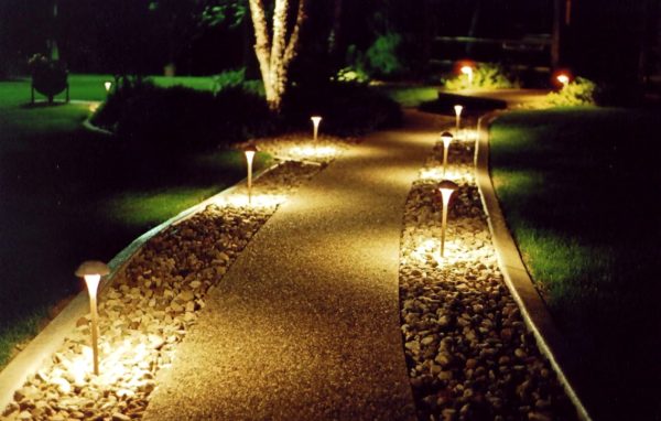 арианты подсветки садовой дорожки.